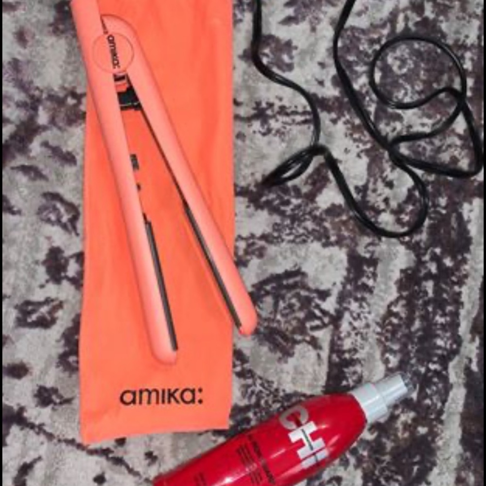 Amika hair straightener